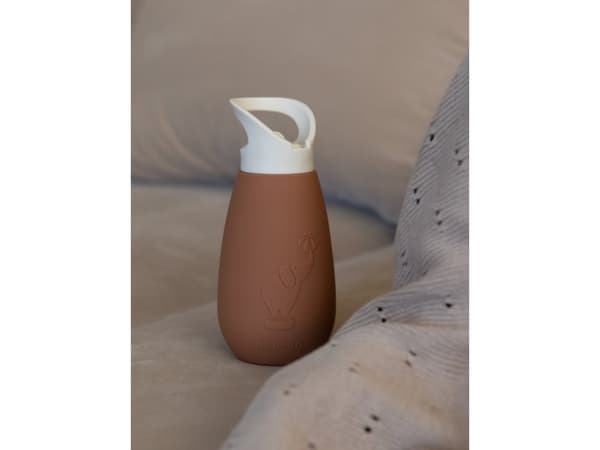 Nuuroo nuuroo - silikoninen BIDON-pullo pillillä Pax Caramel Cafe tilavuus 350 ml