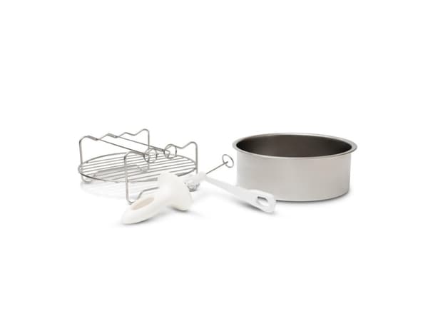Et sett med tilbehør til en varmluftfrityrkoker Electrolux EAFEK1