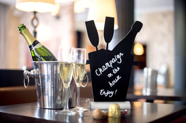 Securit® silhuet CHAMPAGNE bordskilt med alufod