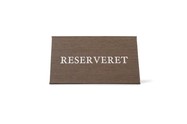 Modern RESERVERET (DK) bordskilt, marron