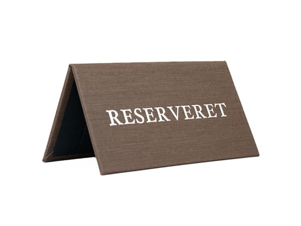 Modern RESERVERET (DK) bordskilt, marron