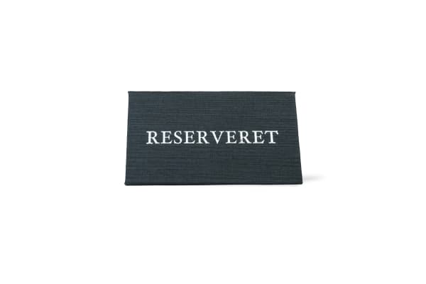 Modern RESERVERET (DK) bordskilt, charcoal