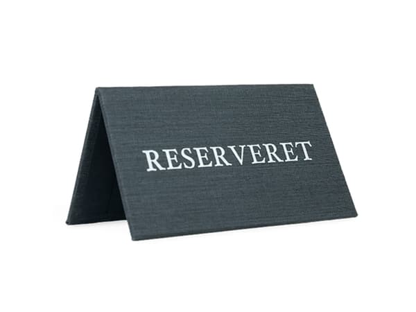 Modern RESERVERET (DK) bordskilt, charcoal