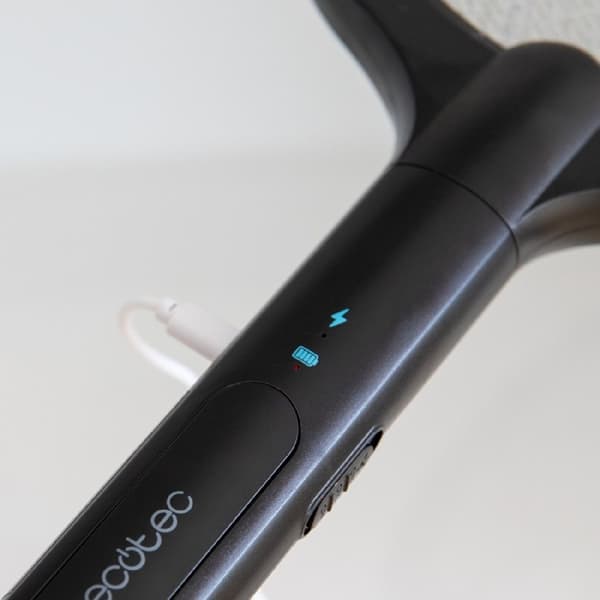 Cecotec Mosquito killer racket with 3000 V and 1200 mAh battery. Support base for use in automatic mode included.