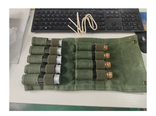 INF Kankaasta valmistettu mausteteline retkeilyyn