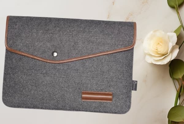 INF Stilig Mørkegrå Filt Nettbrett/Laptop-Sleeve - 14 tommer