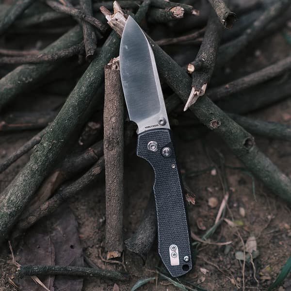 Foldekniv Vosteed Raccoon Knaplås Satin 14C28N Sort Micarta RC3SVM2