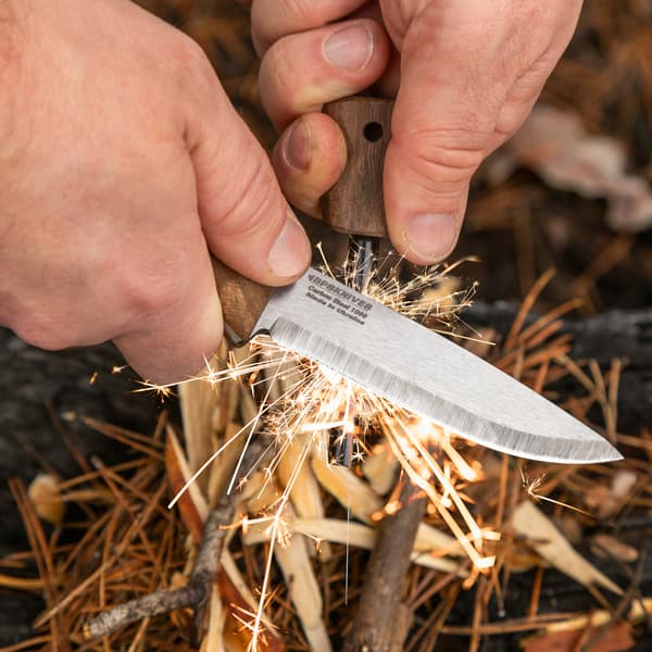 BPS Knives Bushmate 2.0 fra DBK Bushcraft-kniv med læderskede og optændingskniv