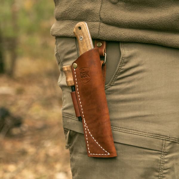 BPS Knives Bushmate 2.0 fra DBK Bushcraft-kniv med læderskede og optændingskniv