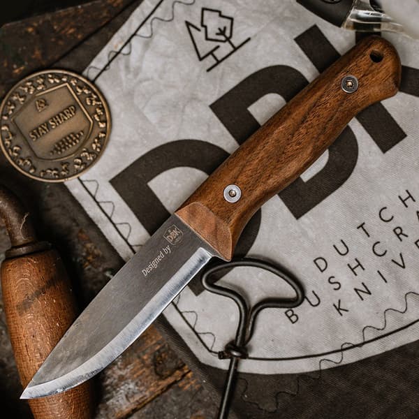 BPS Knives Bushmate 2.0 fra DBK Bushcraft-kniv med læderskede og optændingskniv