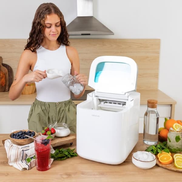 Cecotec 150 W ice maker with daily production capacity of 15 kg.