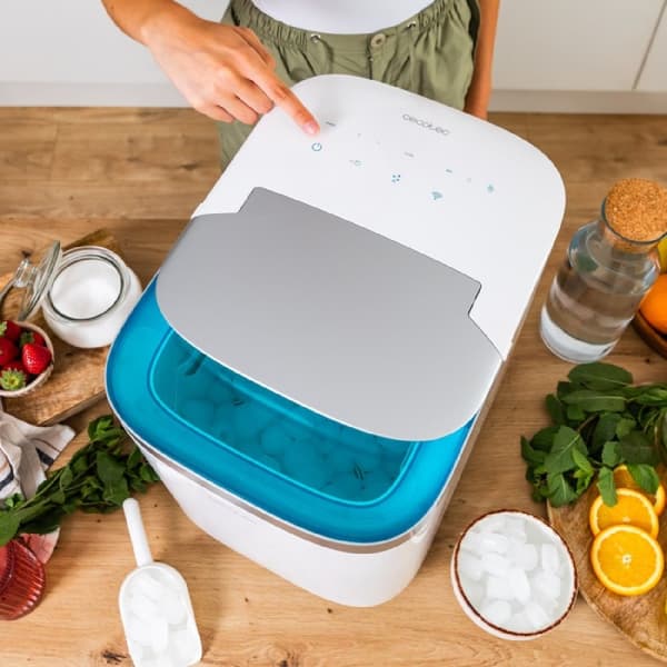 Cecotec 150 W ice maker with daily production capacity of 15 kg.