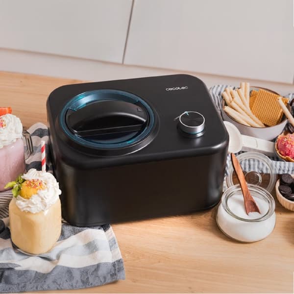Cecotec Ice cream maker with 0.8 litre capacity compressor and manual control.