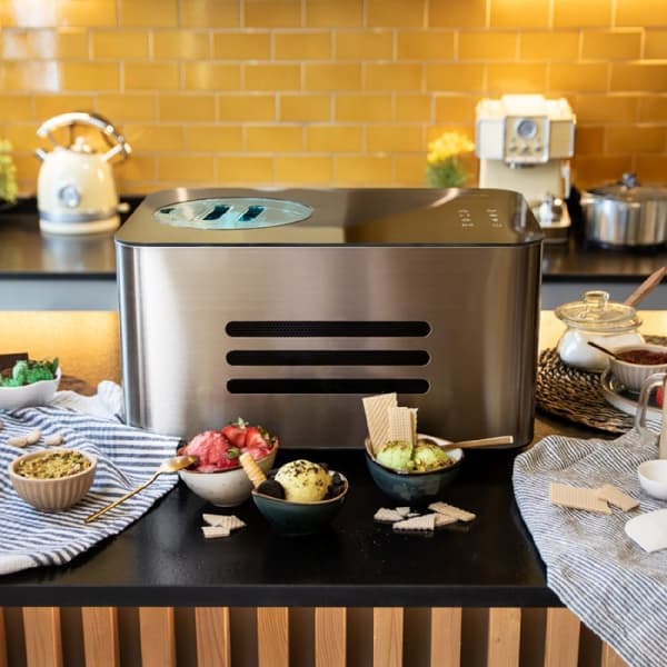Cecotec Ice cream maker with 1.5-litre capacity compressor and touch control.