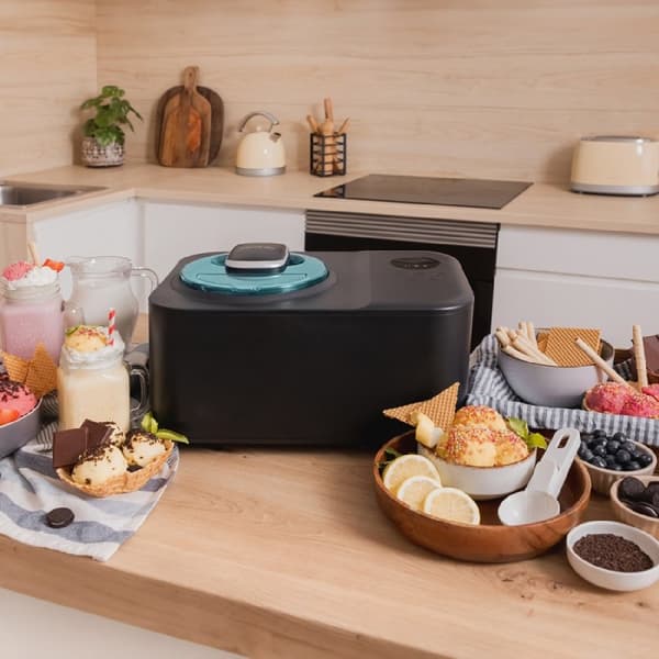 Cecotec Ice cream maker with 1.2-litre capacity compressor and touch control.