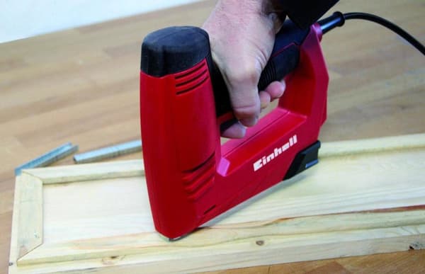 Einhell TC-EN 20 elektrisk häftapparat - Fotograferingsfrekvens: 20 s/min - Inkluderar spikar och häftklamrar