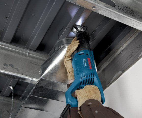 Bosch Professional GSA1100E kolvsåg - 1100 watt - med 2 sågblad och förvaringsväska