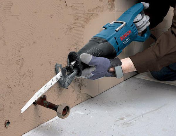 Bosch Professional GSA1100E kolvsåg - 1100 watt - med 2 sågblad och förvaringsväska