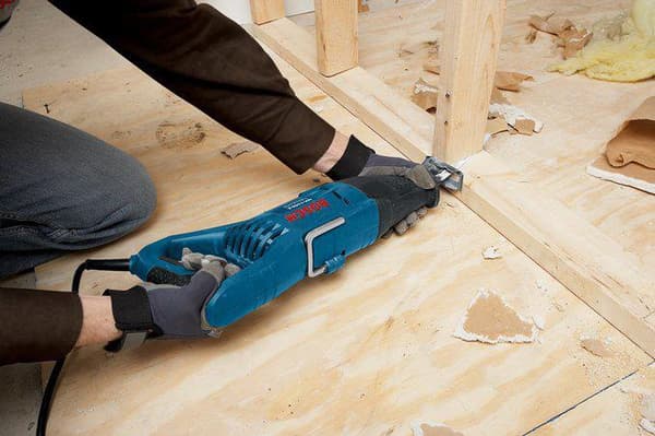 Bosch Professional GSA1100E kolvsåg - 1100 watt - med 2 sågblad och förvaringsväska