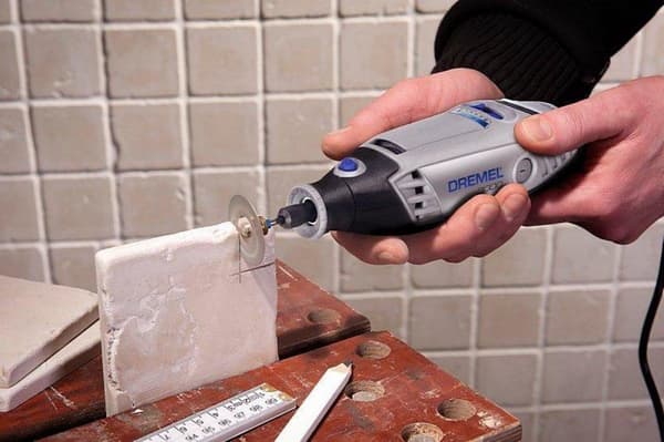 Dremel 3000 Multiværktøj - Roterende - 130 Watt - Med 25 tilbehør og etui