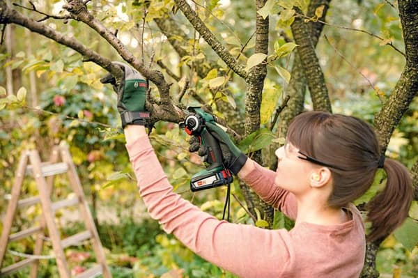 Bosch AdvancedCut 18 Micro Chainsaw - 1 x 18 V akku ja laturi