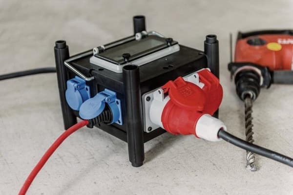 Brennenstuhl kompakt gummistrømfordeler med certificeret afbryder (2m kabel, 2x CEE 400V/16A, 5x 230V/16A, byggepladsbrug og permanent udendørsbrug, m