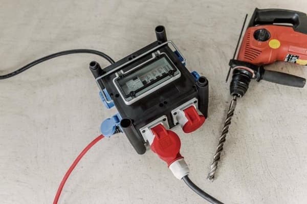 Brennenstuhl kompakt gummistrømfordeler med certificeret afbryder (2m kabel, 2x CEE 400V/16A, 5x 230V/16A, byggepladsbrug og permanent udendørsbrug, m