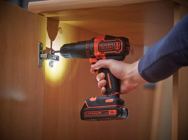 BLACK+DECKER BDCHD18KB-QW Sladdlös borrmaskin - med slagfunktion - 18V - inkl laddare, 2 batterier och fodral