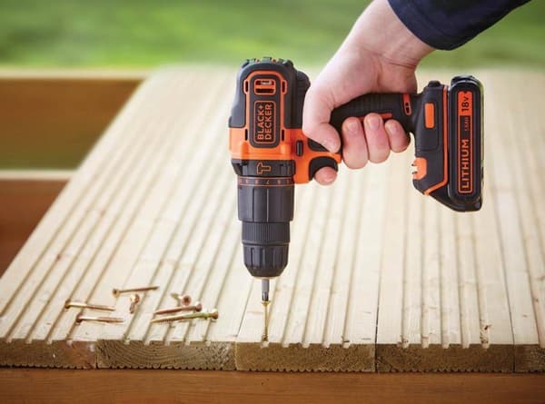 BLACK+DECKER BDCHD18KB-QW Sladdlös borrmaskin - med slagfunktion - 18V - inkl laddare, 2 batterier och fodral