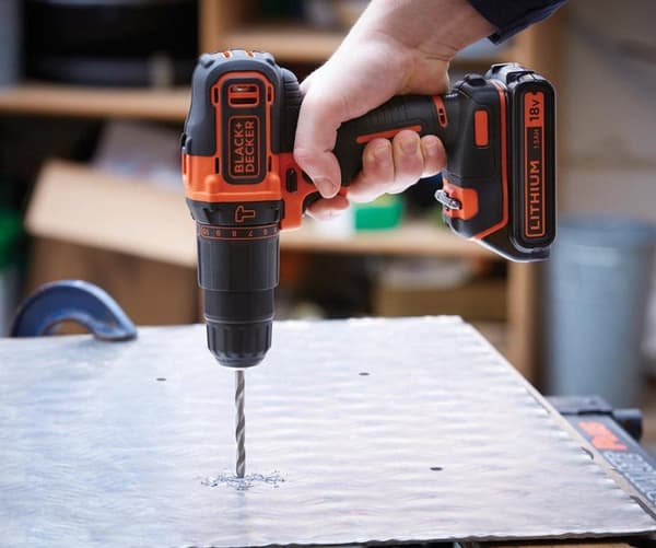 BLACK+DECKER BDCHD18KB-QW Sladdlös borrmaskin - med slagfunktion - 18V - inkl laddare, 2 batterier och fodral