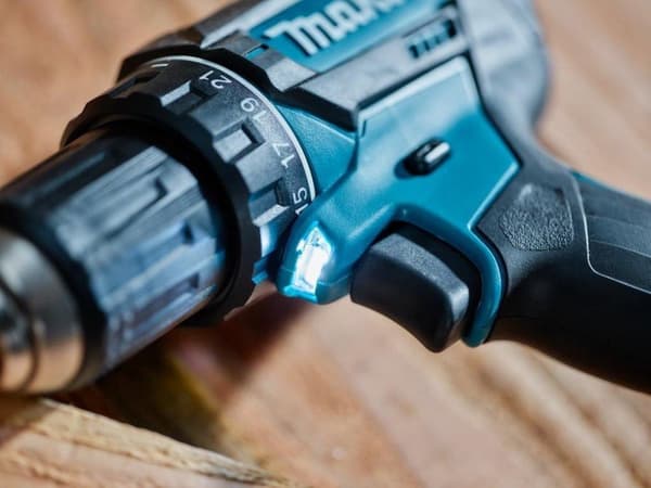 MAKITA DDF482RTJ Bore-/skruetrækkersæt - 18V - Li-Ion batteri - 2x 5,0Ah batteri - I Mbox