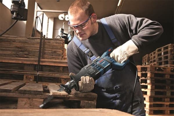 Bosch Professional GSA 1300 PCE mäntäsaha - 1300 wattia - 2 sahanterää ja säilytyslaukku