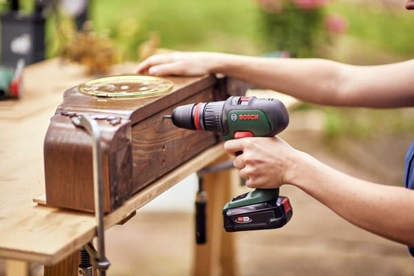 Bosch EasyDrill 18V-40 batteridrevet boremaskine - 18 V Li-Ion batteri (2,0 Ah) og oplader