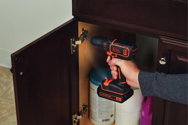 BLACK+DECKER BDCDC18KB-QW Akku bore-/skruemaskine - 18V - med 400mA oplader, 2 batterier og etui