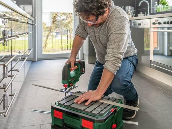Bosch UniversalSaw 18V-100 sticksåg - Utan 18V batteri och laddare