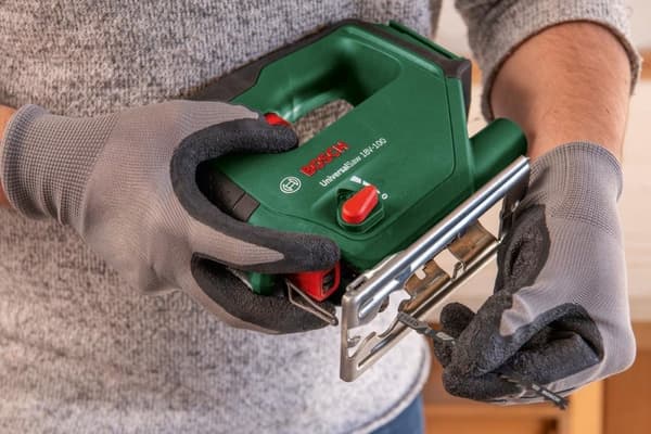 Bosch UniversalSaw 18V-100 sticksåg - Utan 18V batteri och laddare