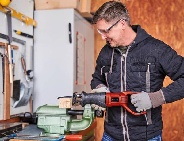 Einhell-mäntäsaha TC-AP 690 E (690 W, iskunkorkeus 20 mm, suurin tyhjäkäyntinopeus 2800 rpm, leikkaussyvyys 115 mm puussa)