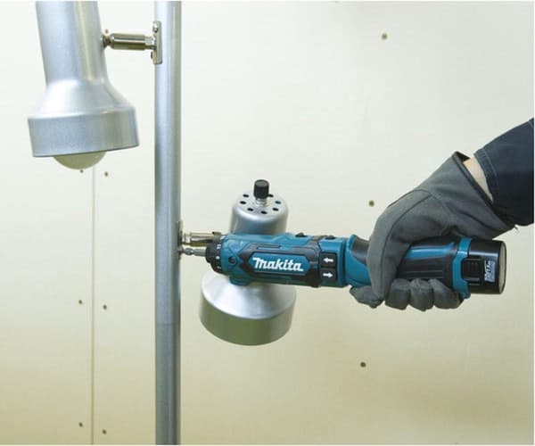 Makita DF012DSE 7,2V Li-Ion batteridrevet bore-/skruetrækkersæt (2x 1,5Ah batteri) i kuffert