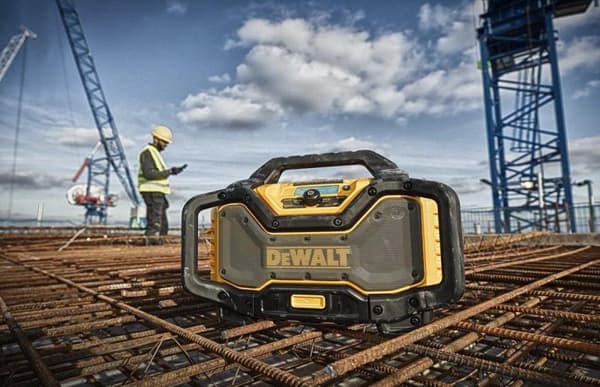 DeWALT DCR027 18V Li-Ion batteri DAB + Konstruktionsradio med ladefunktion - virker på netstrøm & batteri