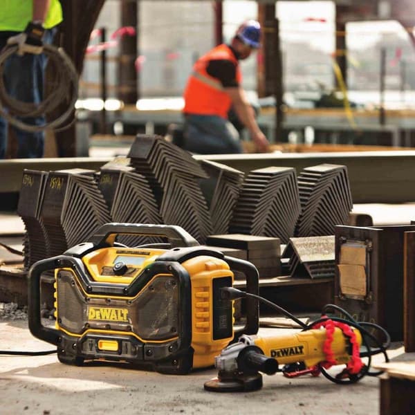 DeWALT DCR027 18V Li-Ion batteri DAB + Konstruktionsradio med ladefunktion - virker på netstrøm & batteri