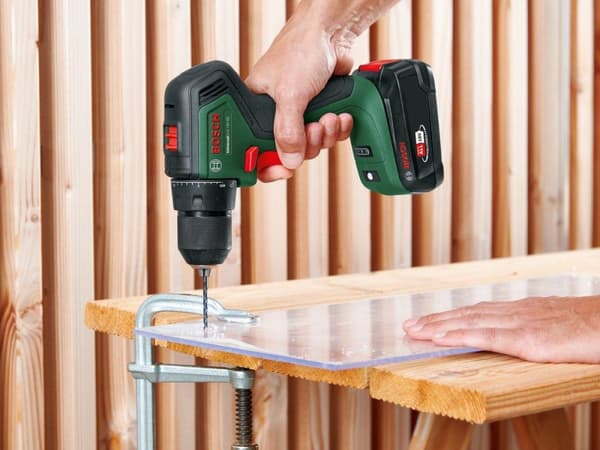Bosch UniversalDrill 18V-60 Akku bore-/skruemaskine - Med 2x 18 V Li-Ion batteri (2,0 Ah) og oplader