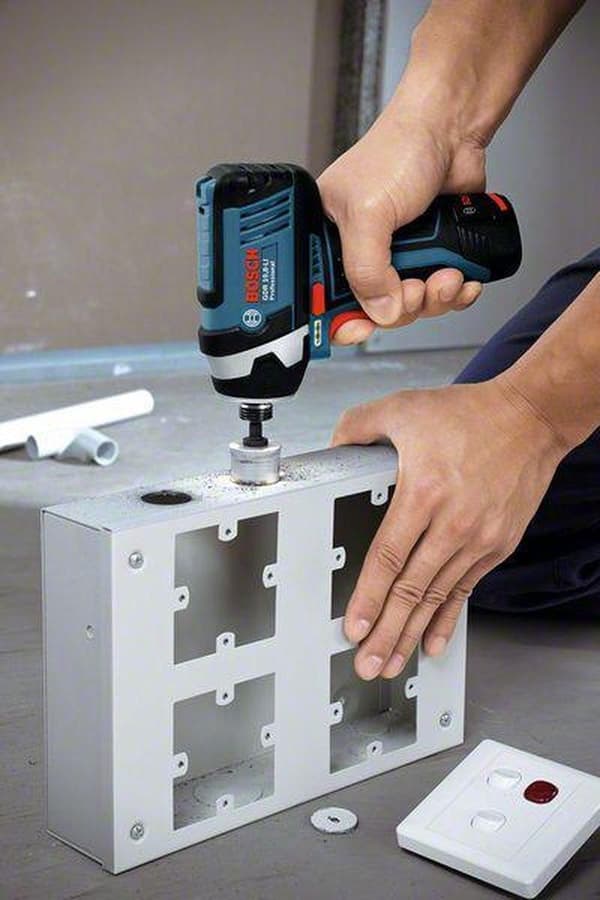 Bosch Professional GDR 12V-105 Skruetrækker - Med 2x 12V batteri (2,0 Ah) og oplader - i L-Boxx