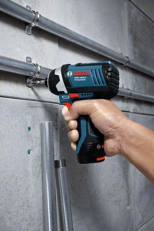Bosch Professional GDR 12V-105 Skruetrækker - Med 2x 12V batteri (2,0 Ah) og oplader - i L-Boxx
