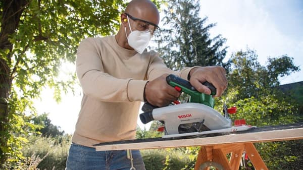 Bosch Home and Garden UniversalCirc 18V-53 Akku-rundsavsæt Skæredybde max. (90°) 53 mm inkl. batteri, inkl. oplader 18 V 2,5 Ah (06033B1402)