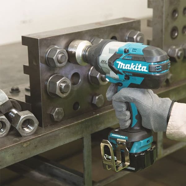 18V slagnyckel + 2 5 Ah batterier + laddare + MAKPAC box - MAKITA - DTW1001RTJ