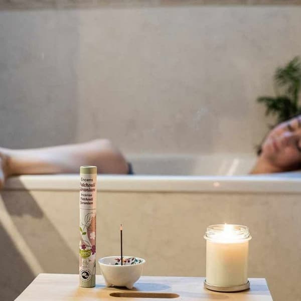 Rökelse - Pjäs - Patchouli Geranium - Tube med 30 stickor - 30 min brinntid - Multicolor