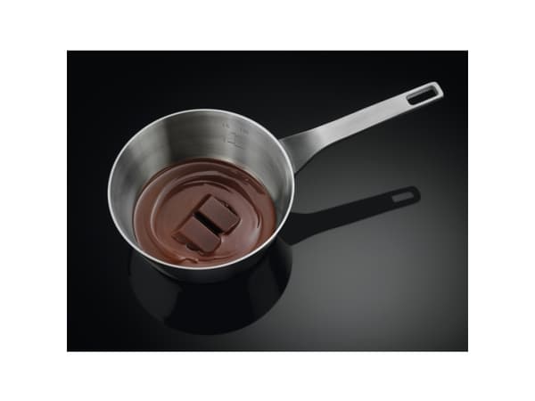Electrolux EIV654 - Induksjonskomfyrtopp - 4 plater - Nisje - bredde: 56 cm - dybde: 49 cm - med avfaset front - svart
