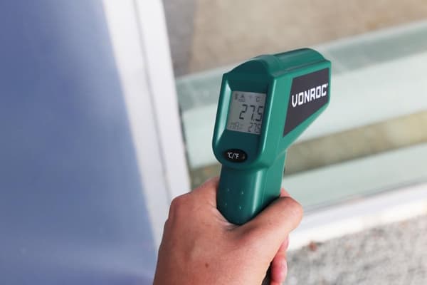 VONROC Termometer - Digitalt - infrarødt | Batteridrevet | med laser | Inkl. 2x AAA Batterier