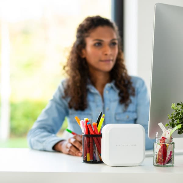 Brother P-touch CUBE Plus PT-P710BTH -laddningsbar etikettskrivare med Bluetooth-anslutning