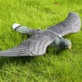 Miniatyrbild 3 av 7: Lollanda Fågelskrämma Falk – realistisk trädgårdsörn för att skrämma bort fåglar och skydda din trädgård